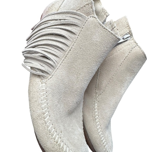 Minnetonka ladies off white fringe suede leather moccasin ankle zip shoes 7.5 - Picture 3 of 7